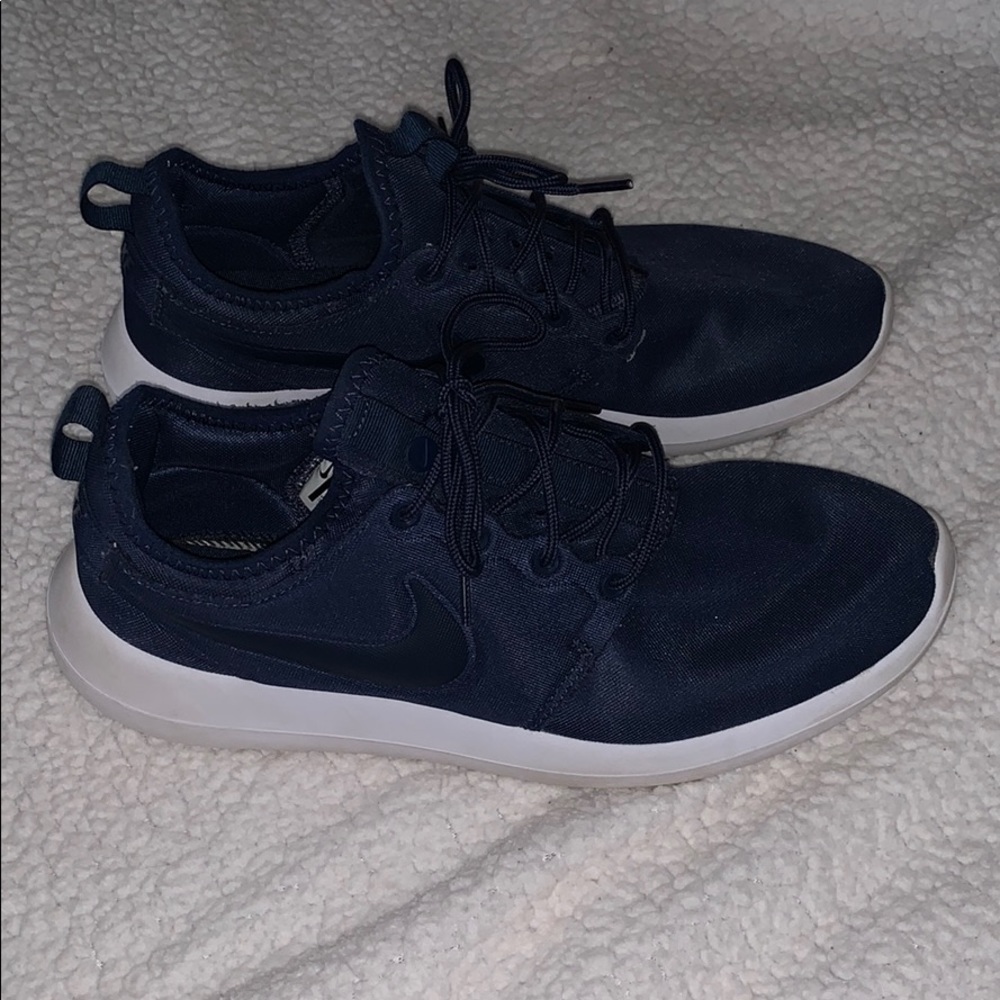 Nikes roshes